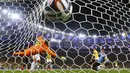 Penjaga gawang Timnas Uruguay, Fernando Muslera, tidak mampu membendung tendangan pemian depan Kolombia, James Rodriguez di laga 16 besar Piala Dunia 2014 di Stadion Maracana, Rio de Janeiro, (29/6/2014). (REUTERS/Michael Dalder)