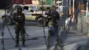 Pasukan Taliban berjaga di pos pemeriksaan dekat gerbang Bandara Internasional Hamid Karzai, Kabul, Afghanistan, Sabtu (28/8/2021). Taliban menutup akses menuju Bandara Kabul bagi sebagian besar calon pengungsi untuk mencegah kerumunan setelah serangan bom bunuh diri. (AP Photo/Wali Sabawoon)