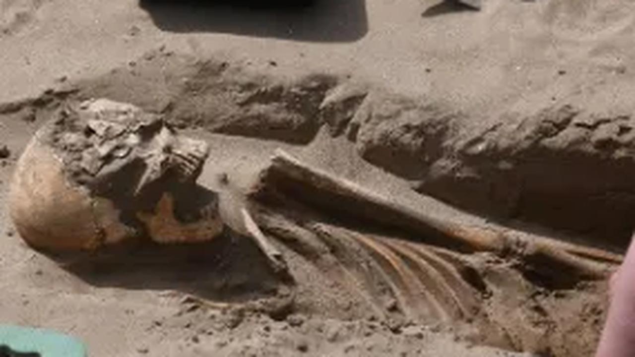 Dyfed Archaeological Trust mengatakan “masih ada sejumlah besar bukti yang perlu digali,” termasuk “struktur batu menarik yang sudah ada sebelum penguburan”.