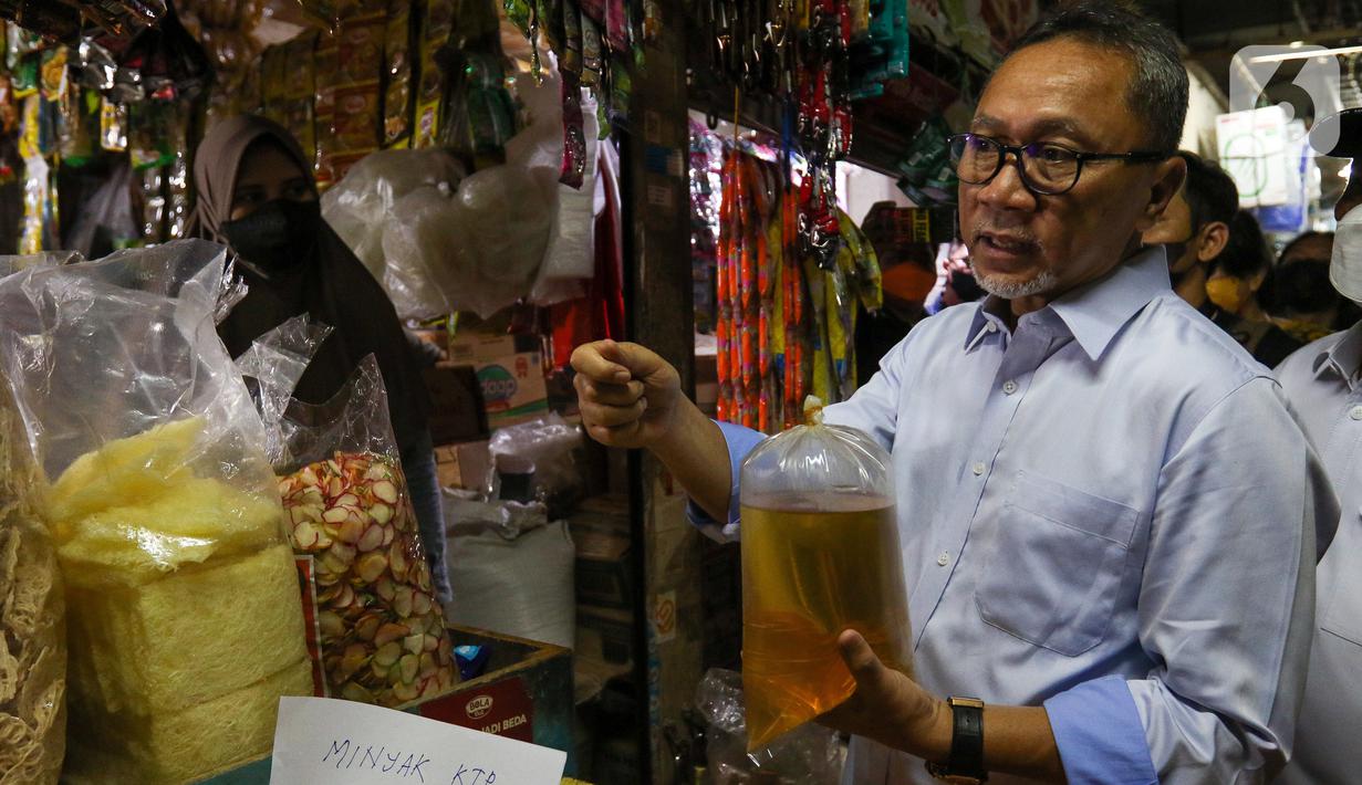 Menteri Perdagangan Zulkifli Hasan meninjau harga minyak goreng di Pasar Cibubur, Jakarta, Kamis (16/6/2022). Kunjungan tersebut dilakukan untuk melihat dan memantau langsung harga bahan pokok guna memastikan harga stabil menjelang Hari Raya Idul Adha 1443 Hijriah. (Liputan6.com/Herman Zakharia)