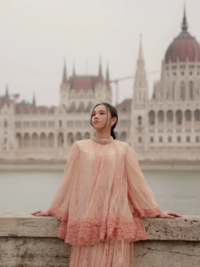 Gaya Modest Wear Lyodra Ginting yang Elegan di Tengah Keindahan Arsitektur Eropa