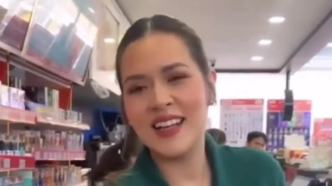 Raisa jadi kasir, banyak yang ternganga. (Foto: potongan layar Instagram eventsuroboyo)