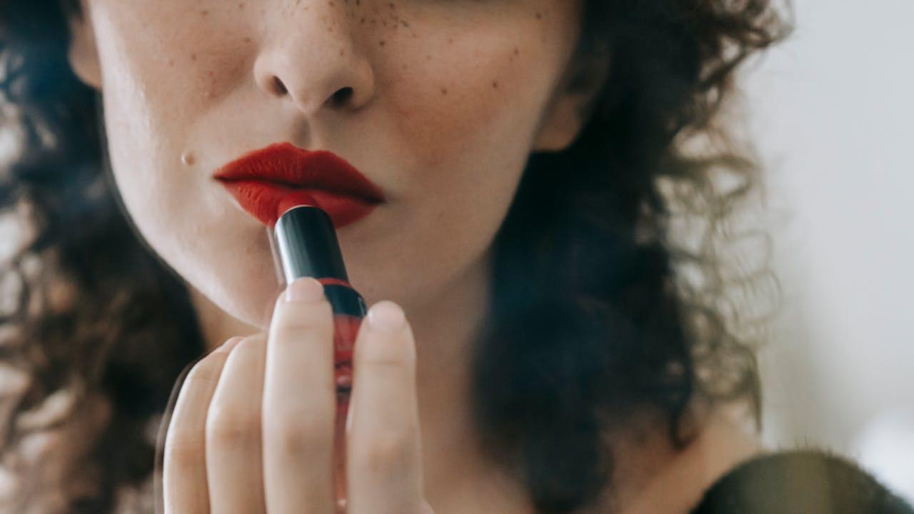 Ilustrasi Red Lipstick