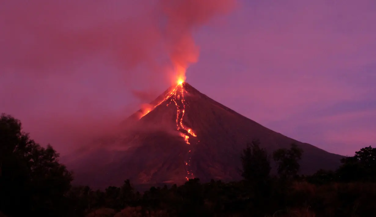 Lava cair mengalir menuruni lereng gunung berapi Mayon saat meletus di Kota Legazpi, Provinsi Albay, tenggara Manila, Filipina, Selasa (30/1). Air mancur lahar Mayon telah mengalir hingga tiga kilometer (1,86 mil). (AP Photo/Bogie Calupitan)