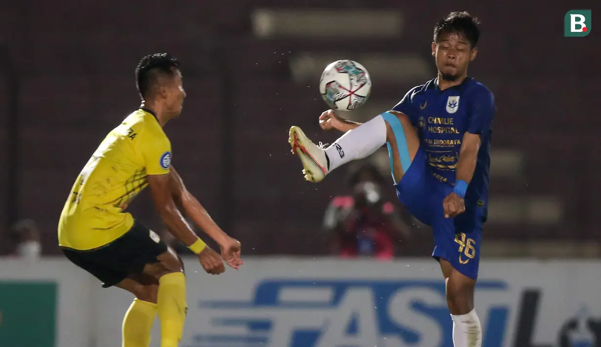 Pemain PSIS Semarang, Fredyan Wahyu Sugiantoro (kanan) mengontrol bola di depan pemain Barito Putera, Miftah Anwar Sani dalam laga pekan ke-8 BRI Liga 1 2021/2022 di Stadion Sultan Agung, Bantul, Rabu (20/10/2021). (Bola.com/Bagaskara Lazuardi)
