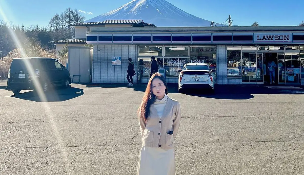 Gaya musim dingin lainnya yang bisa jadi inspirasi dari Salshabilla Adriani. Di sini ia mengenakan turtleneck yang warnanya serasi dengan midi skirtnya, ditumpuk dengan knitted sweater cokelat senada. [Foto: Instagram/salshabillaadr]