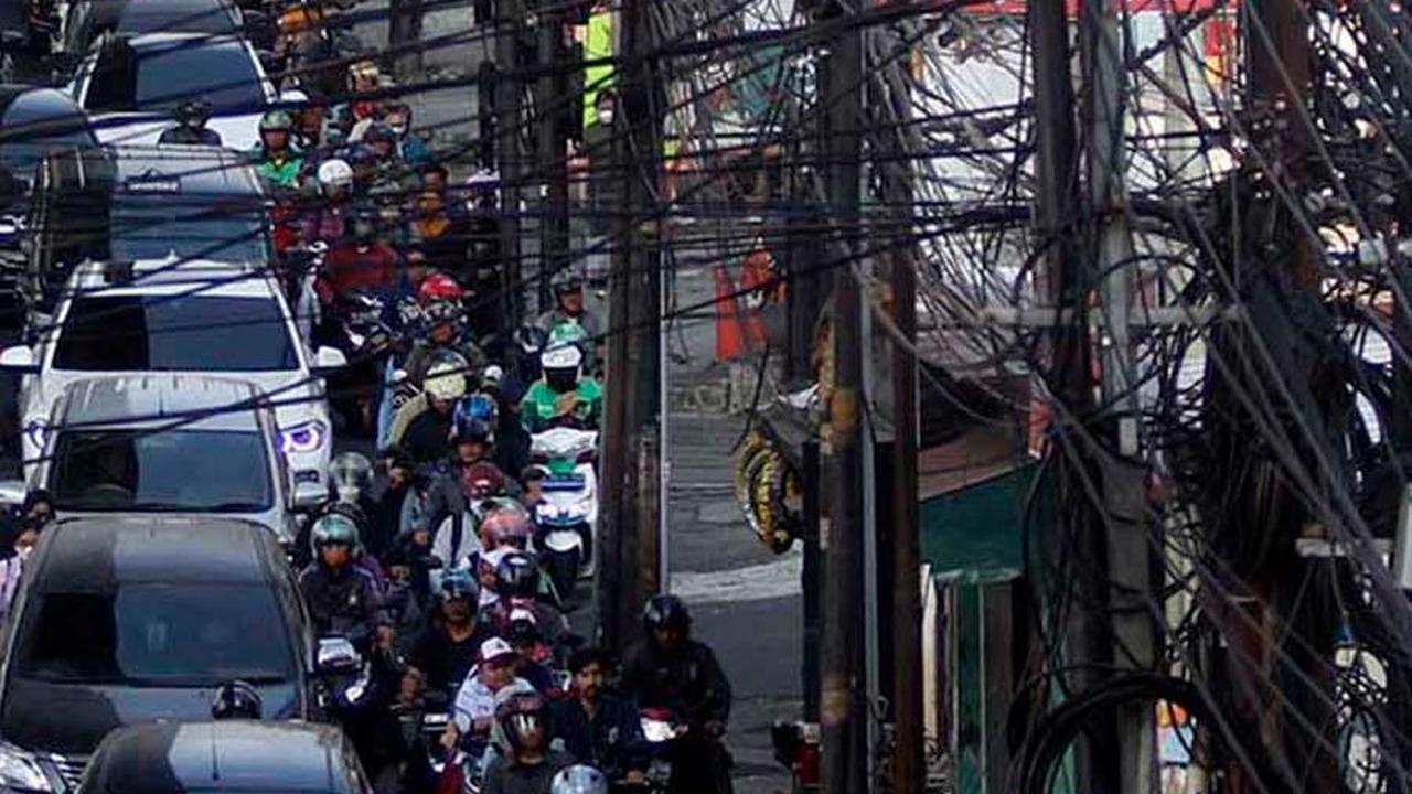 FOTO: Pemprov DKI Ancam Gunting Kabel Semrawut yang Tak Dibenahi