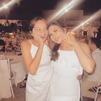 Jessica Mila dan Enzy Storia sudah bersahabat sangat lama. Enzy amat bahagia melihat Jessica sudah menemukan belahan jiwanya. (Foto: Instgaram/ enzystoria)