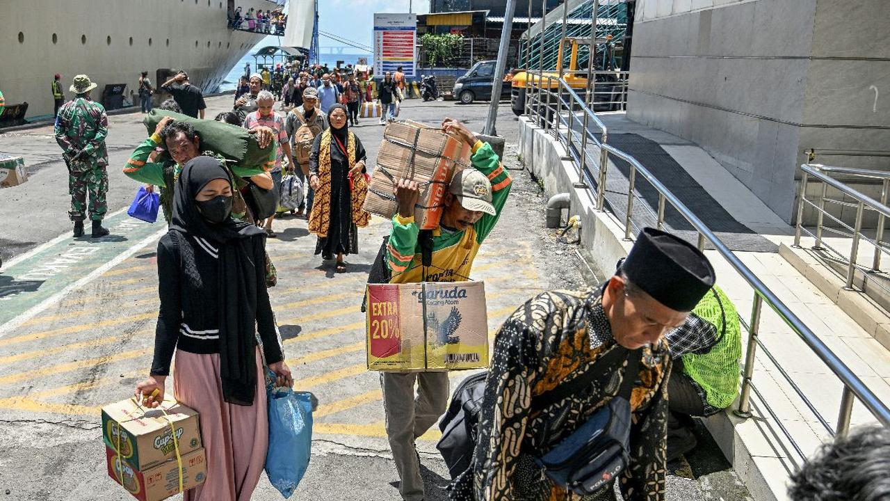 Penumpang KM Doroanda dari Makassar tiba di Pelabuhan Tanjung Perak, Surabaya, Jawa Timur, Rabu (3/4/2024). Pada H-7 Lebaran, gelombang pemudik mulai berdatangan di Pelabuhan Tanjung Perak, Surabaya.&nbsp;Juni Kriswanto/AFP