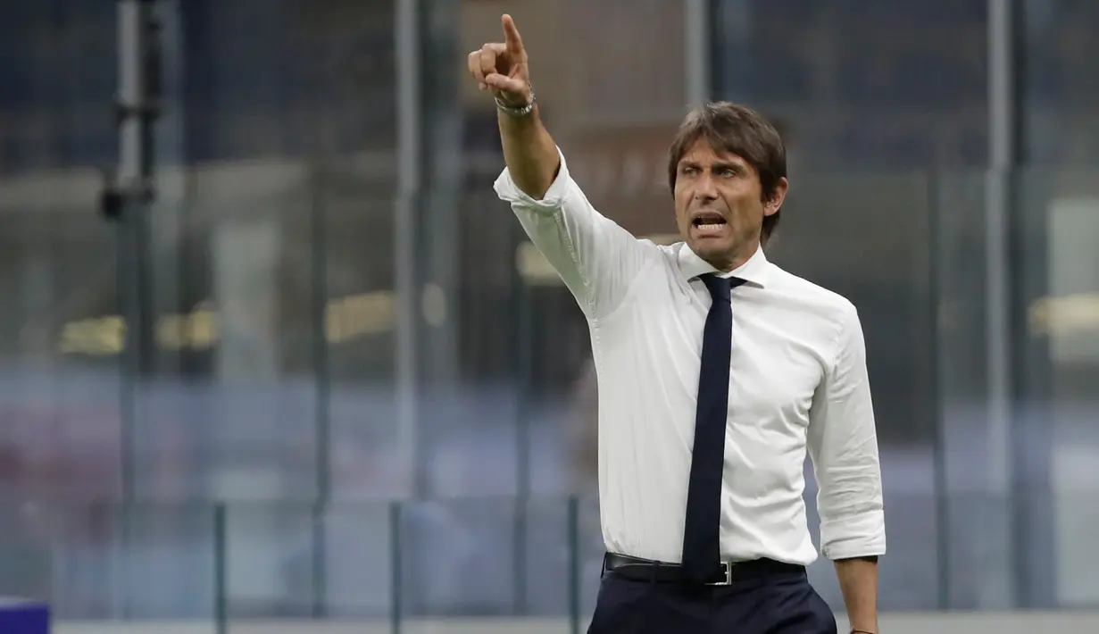 Pelatih Inter Milan, Antonio Conte menginstruksikan pemainnya saat bertanding melawan Torino pada pertandingan lanjutan Liga Serie A Italia di stadion San Siro di Milan, Italia (13/7/2020). Inter Milan menang telak 3-1 atas Torino. (AP Photo/Luca Bruno)