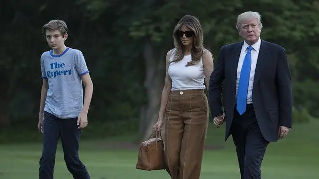 Donald Trump bersama sang istri Melania dan putra bungsunya Barron ketika tiba di Gedung Putih