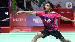 Pebulutangkis Tunggal Putra Indonesia, Chico Aura Dwi Wardoyo mengembalikan kok ke arah Brian Yang (Kanada) di babak Perempat Final Indonesia Masters 2023 di Istora Senayan, Jakarta, Jumat (27/1/2023). Permainan memikat ditunjukkan Chico saat melawan Brian Yang dan lolos ke semifinal Indonesia Masters 2023. (Liputan6.com/Helmi Fithriansyah)