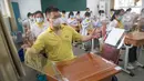 Siswa belajar dengan pemisah pada masing-masing meja mereka sebagai langkah pencegahan penyebaran COVID-19 di Sekolah Menengah No. 23 Wuhan, Wuhan, Provinsi Hubei, China, Rabu (6/5/2020). Sekitar 57.800 siswa tingkat akhir dari 121 SMA dan kejuruan di Wuhan kembali bersekolah. (Xinhua/Xiao Yijiu)