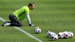 Kiper Jerman, Manuel Neuer saat mengikuti latihan jelang laga melawan Prancis pada semi-final piala Eropa 2016 di Evian, Prancis, (5/7/2016).  (EPA/Christian Charisius)