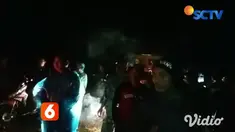 Longsor terjadi di jalur perbukitan Piket Nol, Desa Sumberwuluh, Kecamatan Candipuro, Lumajang. Longsor tebing setinggi 10 meter ini, melumpuhkan jalur yang menghubungkan antara Lumajang dan Malang.