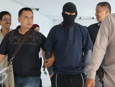 Tersangka kasus narkoba Jupiter saat tiba di kantor Badan Narkotika Nasional (BNN), Jakarta, Kamis (12/5). BNN akan melakukan sejumlah pemeriksaan kepada Jupiter guna mengetahui taraf kecanduan. (Liputan6.com/Herman Zakharia)