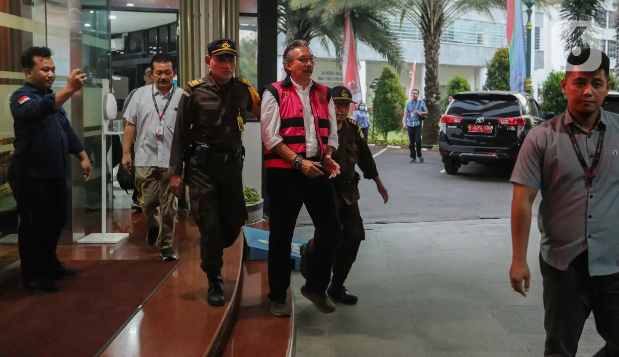 Ridwan keluar dari Gedung Bundar Jaksa Agung Muda Pidana Khusus (Jampidsus) Kejagung sekitar pukul 17.53 WIB. (Liputan6.com/Faizal Fanani)
