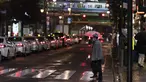 Seorang pria melintasi persimpangan menuju stasiun kereta api di Tokyo, Jumat (5/3/2021).  PM Jepang Yoshihide Suga mengumumkan bahwa pemerintahnya memperpanjang keadaan darurat di wilayah Tokyo selama dua minggu lagi untuk mencegah terjadinya lonjakan infeksi COVID-19. (AP Photo/Hiro Komae)