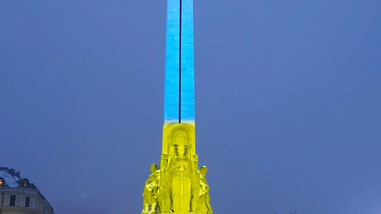 1 Tahun Invasi Rusia, Bangunan Ikonik Dunia Diterangi Bendera Ukraina