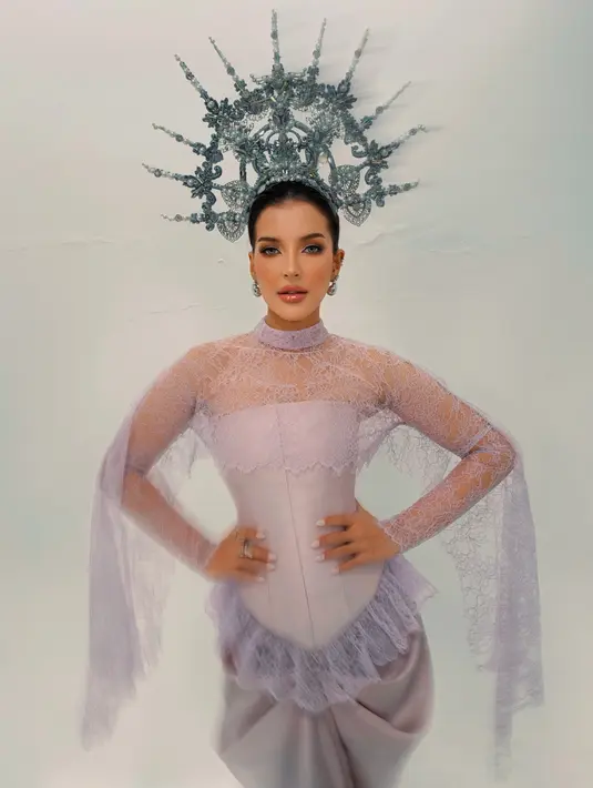 Di tengah permasalahan keuangan yang tengah dihadapinya dengan mantan suami, Tasya Farasya membagikan potret powerful dalam balutan gaun lilac. Ia mengenakan busana korset berbahan satin dengan atasan renda tembus pandang berkerah tinggi, dilengkapi lengan panjang berjuntai bak kain selendang dan peplum renda bergelombang di pinggang. Crown silver tinggi berhias mutiara dan kristal menjadi pusat perhatian di atas rambut yang ditarik rapi ke belakang. [@tasyafarasya]