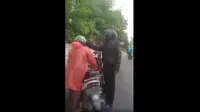Viral pria diduga polisi memaki dan memukul kepala pengemudi ojek online atau ojol (Foto: tangkapan layar video dari akun Instagram @jktnewss)