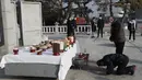 Anggota keluarga asal Korea Selatan membungkuk untuk menghormati leluhur mereka di Korea Utara, pada Tahun Baru Imlek di Paviliun Imjingak di Paju pada Jumat (12/2/2021). Perayaan Imlek di Korea Selatan meliputi pada reuni keluarga, makanan, dan mengenang leluhur. (AP Photo/Lee Jin-man)