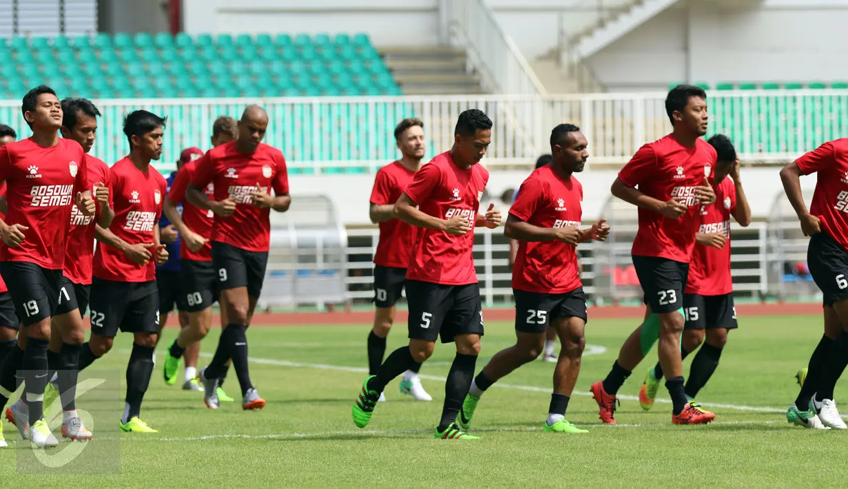 Pemain PSM Makassar berlari saat latihan resmi jelang laga lanjutan Liga 1 Indonesia melawan PS TNI di Stadion Pakansari, Cibinong, Kab Bogor, Minggu (14/5). PSM Makassar akan berhadapan dengan PS TNI, Senin (15/5). (Liputan6.com/Helmi Fithriansyah)