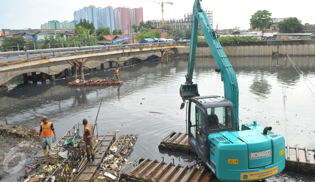 Petugas dari Dinas Kebersihan DKI menggunakan alat berat untuk membersihkan sampah di kali yang berada di kawasan Cengkareng, Jakarta, Kamis (11/2). Kegiatan ini sebagai upaya Pemkot Jakarta Barat mengatasi banjir. (Liputan6.com/Faisal R Syam)