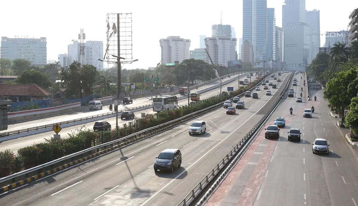 Kendaraan melintasi jalan protokol di Jakarta, Selasa (11/9). Libur tahun baru Islam yang dimanfaatkan warga Jakarta untuk berlibur menyebabkan kondisi lalu lintas Ibukota lebih lengang dibanding hari biasa. (Liputan6.com/Immanuel Antonius)