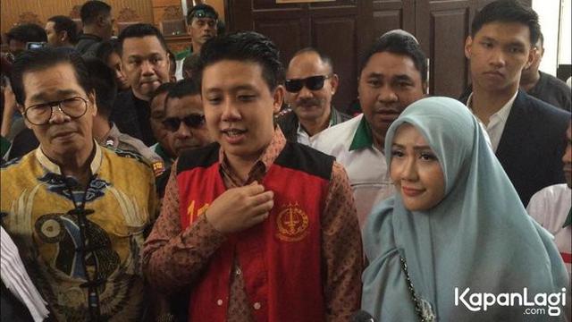 6 Potret Rey Utami Berhijab di Dalam Tahanan