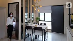 Konsumen melihat interior rumah di sela-sela peresmian enam rumah contoh atau show unit Kota Podomoro Tenjo, Bogor, Jawa Barat (30/10/2021). Sejak diluncurkan Agustus 2020 tingginya minat beli konsumen, lebih dari 2.500 unit rumah laku terjual di masa pandemi Covid-19. (Liputan6.com/HO/Ading)