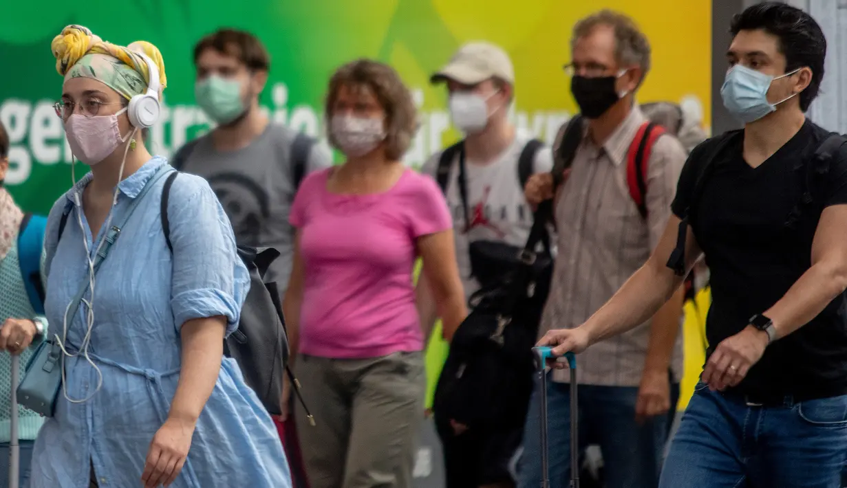 Penumpang berjalan di sepanjang peron di stasiun kereta utama di Frankfurt, Jerman, Jumat (14/8/2020). Mengenakan masker untuk melindungi diri dari corona Covid-19 adalah kewajiban di transportasi umum di Jerman. (AP Photo/Michael Probst)
