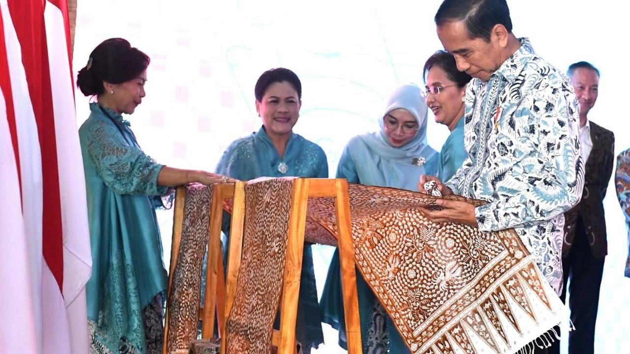 Jokowi menuturkan bahwa batik bukan hanya sangat istimewa karena keindahannya. Namun juga memiliki makna dan filosofi yang terkandung di dalam batik tersebut.