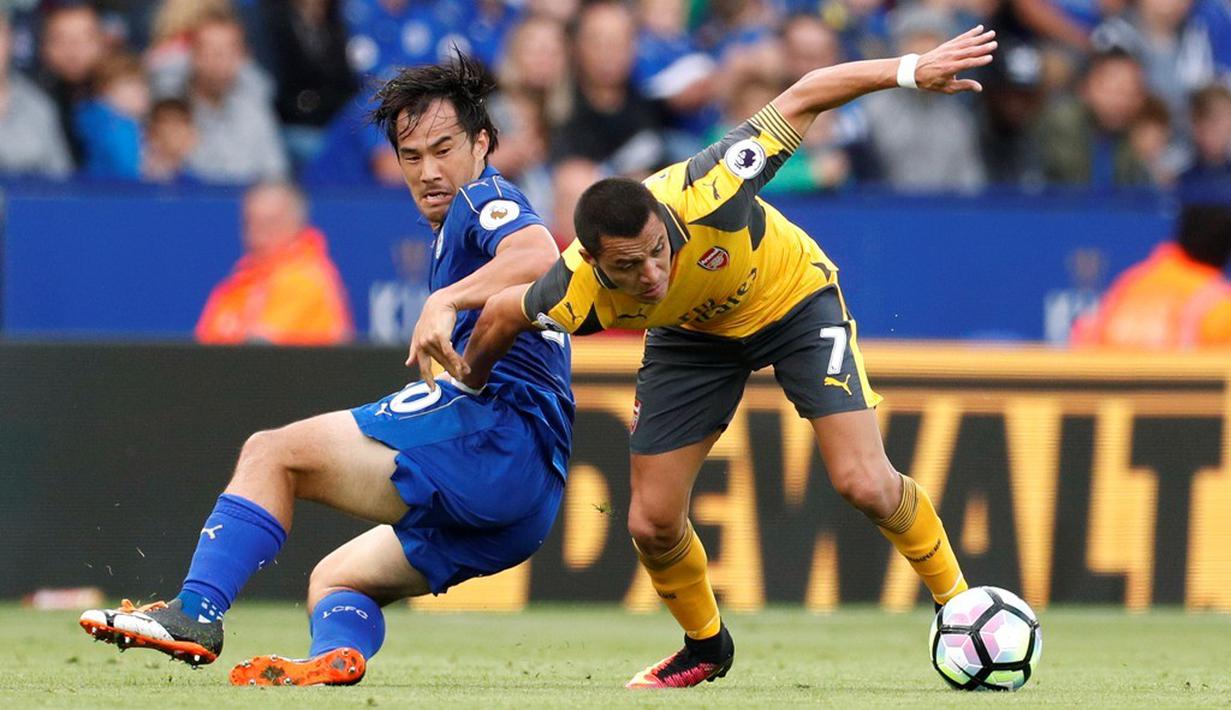 Pemain Leicester City, Shinji Okazaki (kiri), berebut bola dengan pemain Arsenal, Alexis Sanchez, dalam laga Premier League di Stadion King Power, Leicester, (20/8/16). (Action Images via Reuters/John Sibley)