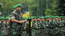 Pangdam Jaya, Mayjen Teddy Lhaksmana WK berpidato pada apel bersama Satuan Jajaran Kodam Jaya di Jakarta, Kamis (17/9/2015). Apel diiringi serah terima jabatan dari Letjen TNI Agus Sutomo ke Mayjen Teddy Lhaksmana WK. (Liputan6.com/Helmi Fithriansyah)