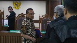 Dakwaan dibacakan langsung Jaksa Penuntut Umum pada persidangan di Pengadilan Tindak Pidana Korupsi (Tipikor), Jakarta, Selasa (18/11/2025). Tampak dalam foto, mantan sekretaris Mahkamah Agung (MA), Nurhadi (kedua kiri), berjalan usai mengikuti sidang di Pengadilan Tindak Pidana Korupsi (Tipikor), Jakarta, Selasa (18/11/2025). (merdeka.com/Arie Basuki)