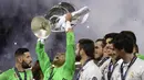 Kiper Real Madrid, Keylor Navas, mengangkat trofi merayakan gelar juara Liga Champions bersama rekan-rekannya di Stadion Millenium, Cardiff, Sabtu (3/6/2017). Madrid menang 4-1 atas Juventus. (AFP/Javier Soriano)