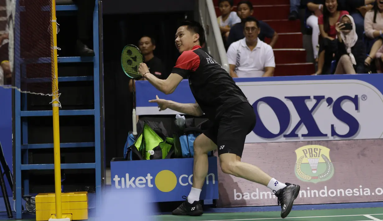 Pebulutangkis PB Djarum, Kevin Sanjaya, mengganti raket saat pertandingan melawan wakil PBAD di Britama Arena, Jakarta, Rabu (19/12). Kevin Sanjaya/ Akbar Bintang menang 21-9 21-17 atas Aji Firmansyah/Briliant Rachmat. (Bola.com/M Iqbal Ichsan)