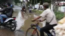Kendaraan menghindari kubangan pada jalan yang rusak di Jalan Pertamina, Kemiri Muka, Depok, Jawa Barat, Selasa (5/3). Kondisi tersebut mengganggu aktivitas warga serta pengguna jalan. (Liputan6.com/Immanuel Antonius)