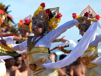 Para penari Bali tampil dalam upacara pemurnian air di Pulau Serangan, Bali, pada 18 Mei 2024. (SONNY TUMBELAKA/AFP)