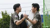 RM dan V BTS lulus wamil. (AP Photo/Ahn Young-joon)