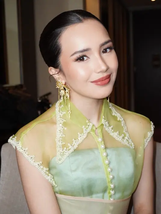 Dipulas MUA Leo Afandi, Beby Tsabina tampil cantik dengan makeup semi matte berlipstik cokelat. Rambut panjangnya ditata updo sleek yang rapi dan anggun [@bebytsabina]