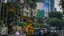 Sebuah mobil crane digunakan untuk membantu petugas memperbaiki lampu jalan di Kawasan KH Wahid Hasyim, Jakarta, Selasa (27/9). Perawatan rutin dilakukan untuk memastikan penerangan untuk jalan dan patung tetap berfungsi. (Liputan6.com/Faizal Fanani)