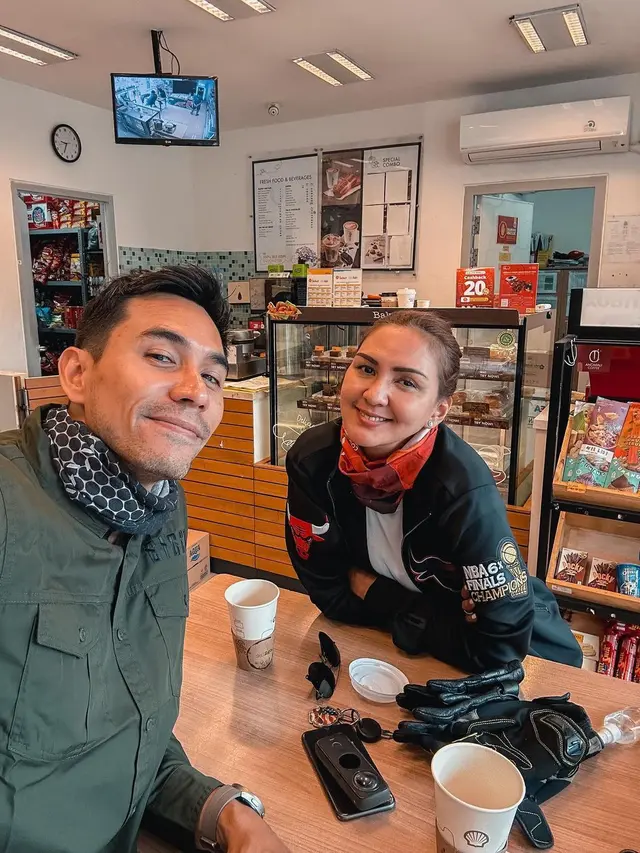 7 Potret Seru Darius Sinathrya dan Donna Agnesia  saat Touring Bareng