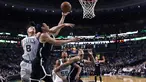 Aksi pemain Brooklyn Nets, Jeremy Lin (kedua dari kiri) memasukan bola saat dihadang pemain Boston Celtics, Jonas Jerebko (kiri) pada laga NBA preseason basketball game, Boston, Selasa (18/10/2016) WIB. Celtics menang atas Nets 120-99. (AP/Charles Krupa)