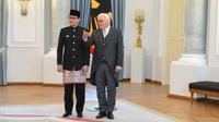 Duta Besar LBBP RI untuk Republik Federal Jerman Arif Havas Oegroseno bersama Presiden Jerman Frank-Walter Steinmeier di Istana Bellevue setelah penyerahan Credentials Letters. (KBRI Berlin)