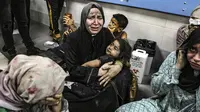 Warga Palestina yang terluka duduk di Rumah Sakit Shifa di Kota Gaza, Jalur Gaza tengah, setelah tiba dari Rumah Sakit al-Ahli menyusul ledakan di sana, Selasa, 17 Oktober 2023. (AP Photo/Abed Khaled)