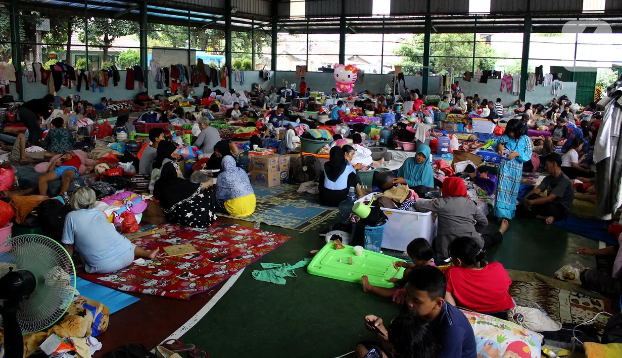 Aktivitas korban banjir di lokasi pengungsian Gor Total Persada, Periuk, Tangerang, Banten, Kamis (6/2/2020). Seribuan warga perumahan itu mengungsi karena tanggul Kali Ledug jebol. hingga  kawasan perumahan itu terendam air dengan ketinggian 3,5 meter. (merdeka.com/Muhammad Fayyadh)