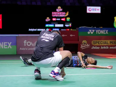 Ekspresi kecewa pebulu tangkis ganda putra Indonesia, Bagas Maulana/Muhammad Shohibul Fikri setelah kalah dari wakil Denmark, Kim Astrup/Anders Skaarup Rasmussen pada babak perempat final Indonesia Open 2024 di Istora Senayan, Jakarta, Jumat (07/06/2024). (Bola.com/Bagaskara Lazuardi)