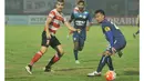 Pemain Arema Cronus, Hamka Hamzah (kanan) mencoba menghadang laju pemain Madura United, Pablo Rodriguez pada laga Torabika Soccer Champions 2016 di Stadion Gelora Bangkalan, Jumat (6/5/2016) WIB. (Bola.com/Fahrizal Arnas)
